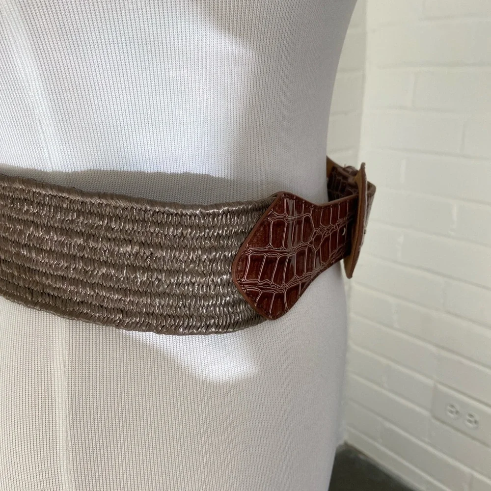 Womens Size S/M Classic Brown Woven Belt Crocodile Pattern Buckle